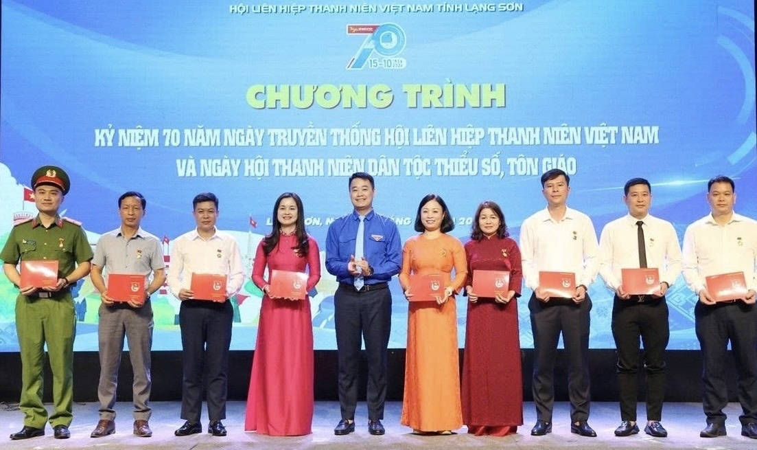 Lãnh đạo Tỉnh đoàn Lạng Sơn trao tặng Kỷ niệm chương “Vì thế hệ trẻ” của Trung ương Đoàn cho các cá nhân có nhiều đóng góp trong công tác Đoàn và phong trào thanh thiếu nhi