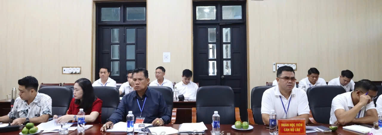 Các thành viên đoàn công tác Lớp bồi dưỡng kiến thức công tác dân tộc và tôn giáo cho cán bộ nước Cộng hòa Dân chủ Nhân dân Lào tham dự buổi gặp mặt, trao đổi kinh nghiệm