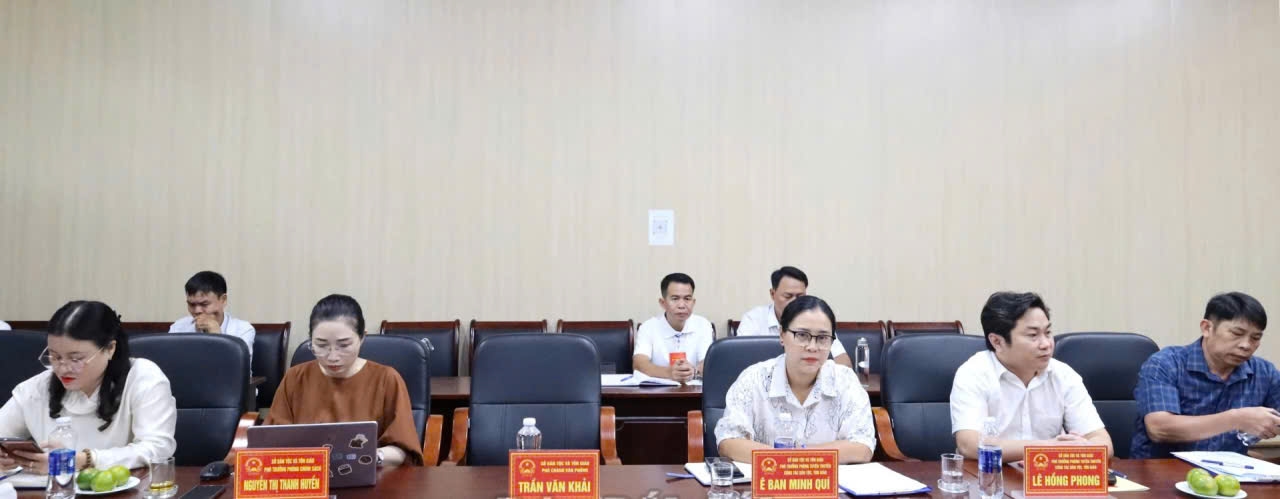 Đại diện Lãnh đạo các phòng, ban của Sở Dân tộc và Tôn giáo tỉnh Đắk Lắk tham dự buổi gặp mặt, trao đổi kinh nghiệm