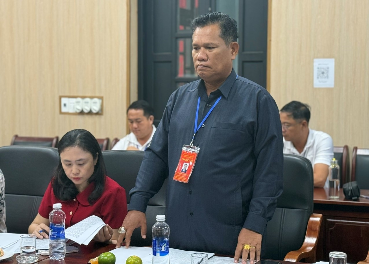 Ông Phongtisouk Siphomthaviboun - Phó Vụ trưởng Vụ Dân tộc và Tôn giáo, Văn phòng Chính phủ Lào, trao đổi tại hội nghị