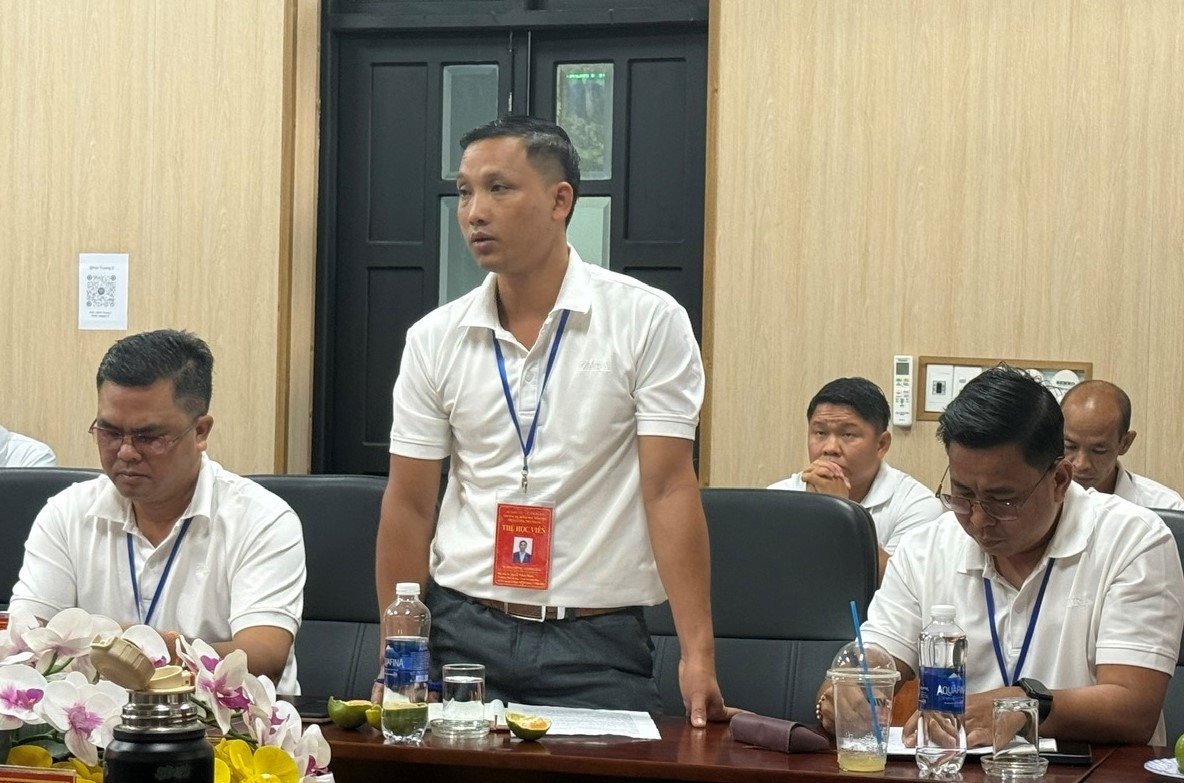 Các đại biểu học viên Lào quan tâm tìm hiểu kinh nghiệm triển khai chính sách đối với Người có uy tín trong đồng bào dân tộc thiểu số