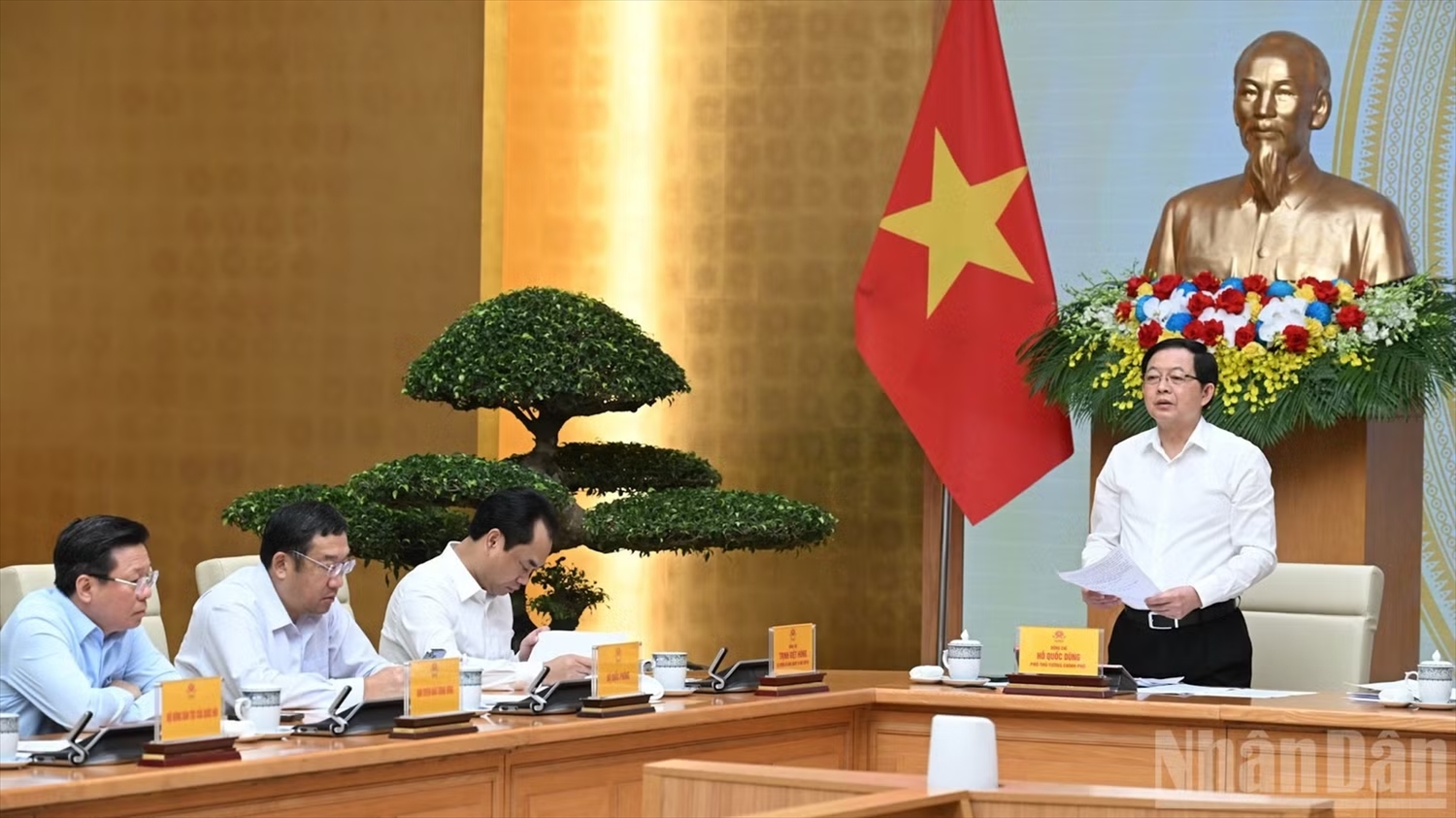Phó Thủ tướng Hồ Quốc Dũng phát biểu ý kiến tại hội nghị. (Ảnh: TRẦN HẢI)