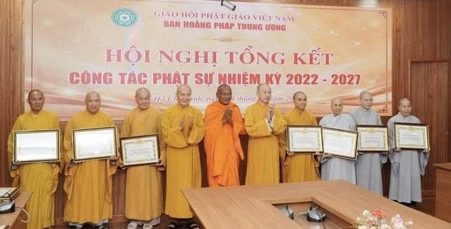 Chư tôn đức nhận khen thưởng vì đã có những đóng góp trong công tác hoằng pháp