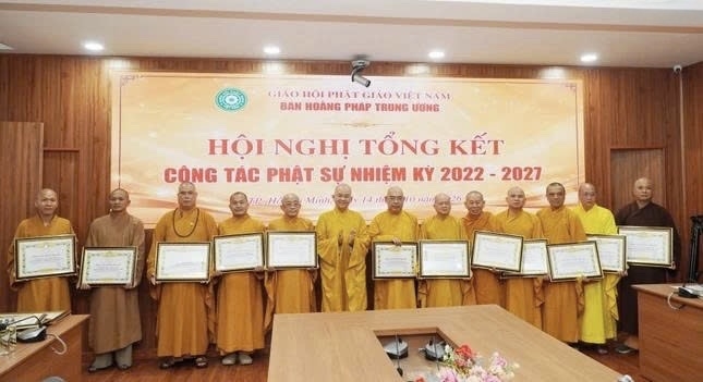 Chư tôn đức nhận khen thưởng vì đã có những đóng góp trong công tác hoằng pháp