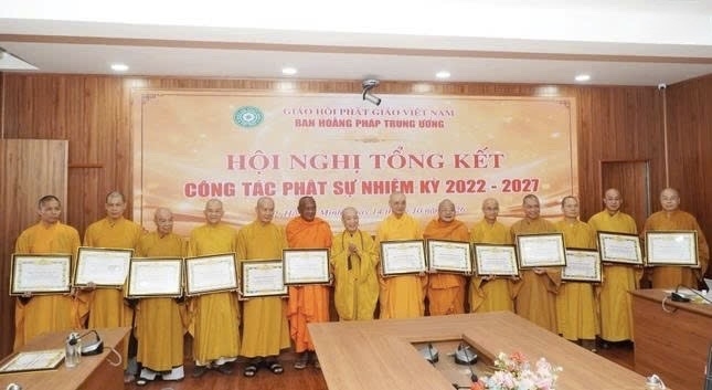 Chư tôn đức nhận khen thưởng vì đã có những đóng góp trong công tác hoằng pháp