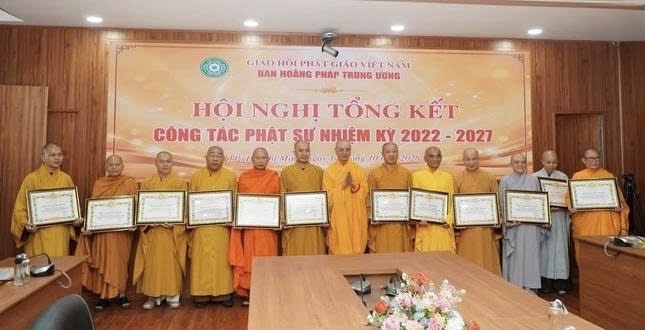 Chư tôn đức Ban Hoằng pháp Trung ương nhận Bằng tuyên dương công đức của Giáo hội Phật giáo Việt Nam