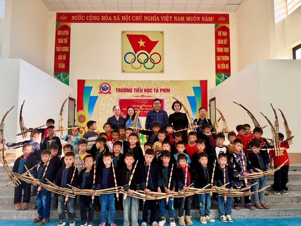 Lớp truyền dạy khèn Mông năm 2026 tại xã Tả Phìn, tỉnh Lào Cai, thu hút 45 học viên là học sinh trên địa bàn tham gia, góp phần khơi dậy tình yêu văn hóa dân tộc và nâng cao ý thức gìn giữ, phát huy giá trị di sản truyền thống