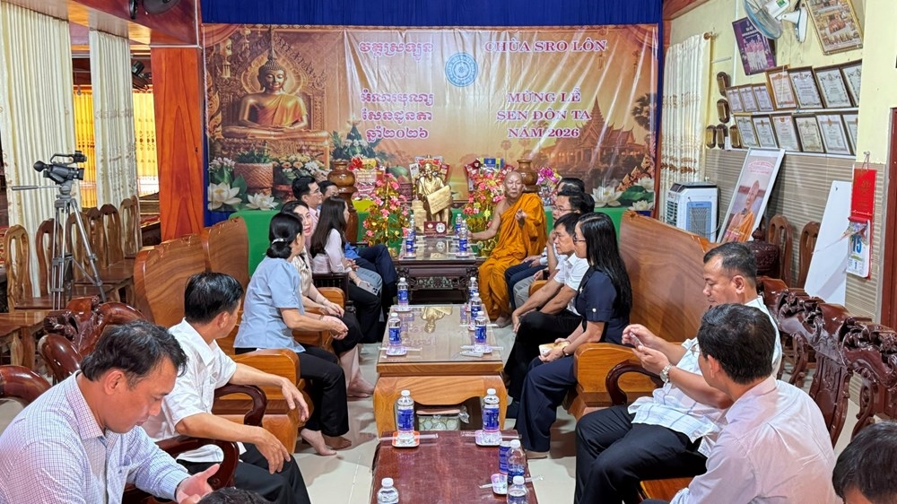 Đoàn giám sát làm việc với Ban quản trị chùa Khmer tại xã Ô Lâm về tình hình tổ chức các lớp dạy tiếng nói, chữ viết Khmer và việc thực hiện chính sách hỗ trợ người trực tiếp giảng dạy