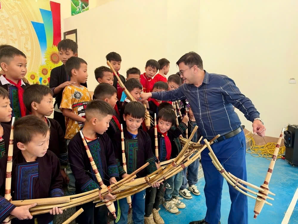 Học sinh xã Tả Phìn, tỉnh Lào Cai, hào hứng làm quen với khèn Mông, từng bước học kỹ thuật thổi khèn và cảm nhận những giai điệu truyền thống của dân tộc mình