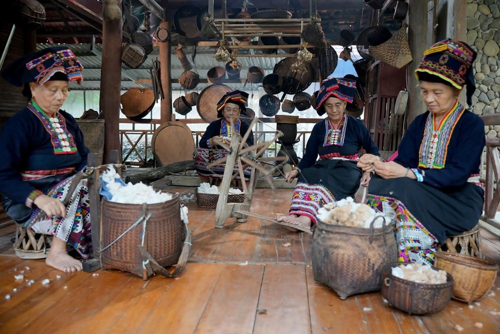 Nghệ nhân và người dân địa phương chia sẻ tri thức, phong tục, tập quán, góp phần làm rõ giá trị di sản và thực trạng trao truyền văn hóa qua các thế hệ