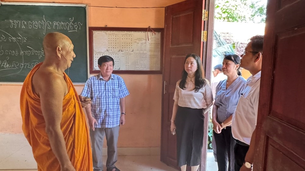 Đoàn giám sát làm việc với Ban quản trị chùa và khảo sát thực tế điểm dạy chữ Khmer tại một ngôi chùa ở xã Ô Lâm