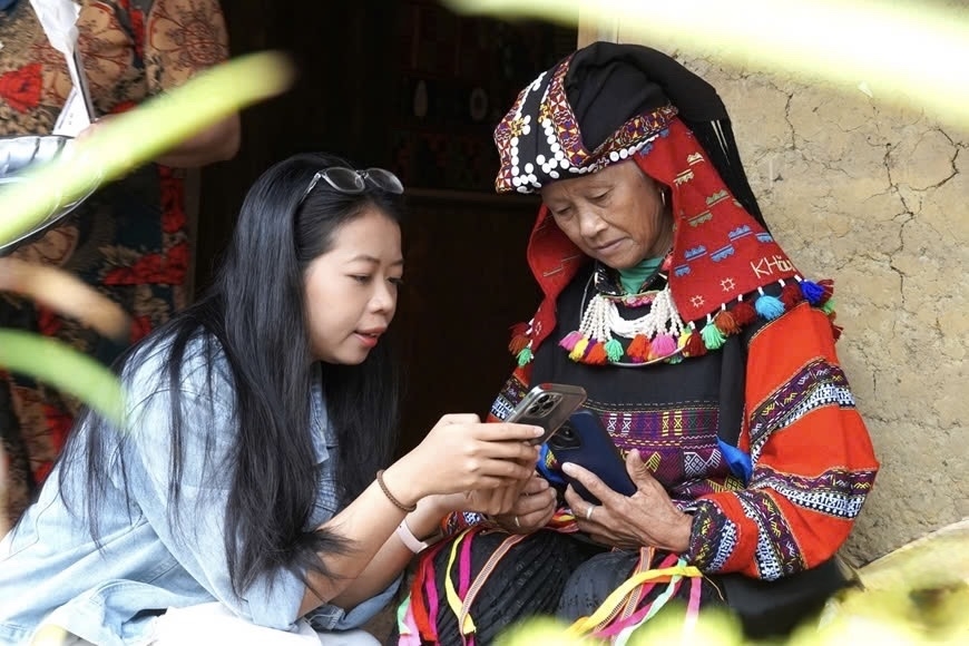 Nhờ chuyển đổi số, người dân vùng cao từng bước tiếp cận công nghệ, sử dụng điện thoại thông minh để tra cứu thông tin và thực hiện dịch vụ công trực tuyến