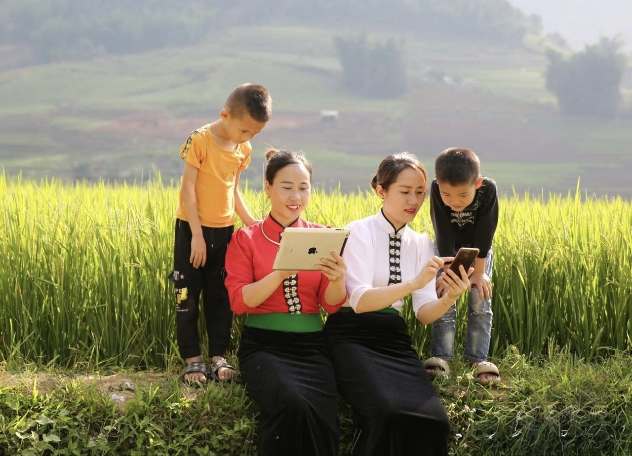 Người dân tìm hiểu cách khai thác thông tin về chỉ dẫn địa lý sản phẩm gạo nếp Tú Lệ trên nền tảng số, góp phần nâng cao khả năng tiếp cận công nghệ và quảng bá giá trị đặc sản địa phương