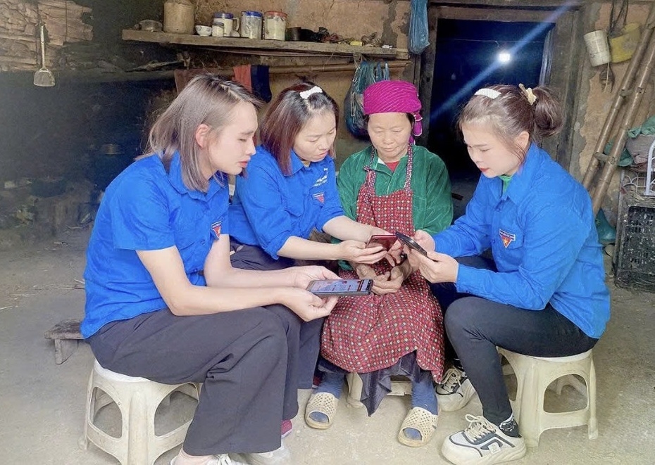 Đoàn viên, thanh niên xã Phố Bảng, tỉnh Tuyên Quang hướng dẫn người dân thực hiện dịch vụ công trực tuyến, góp phần thúc đẩy chuyển đổi số tại cơ sở