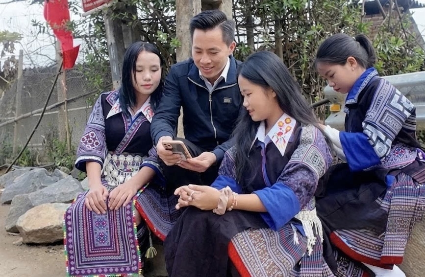 Người dân Lào Cai được hướng dẫn sử dụng các dịch vụ công trực tuyến và tiện ích số, góp phần nâng cao chất lượng phục vụ, lấy sự hài lòng của người dân làm thước đo hiệu quả chuyển đổi số