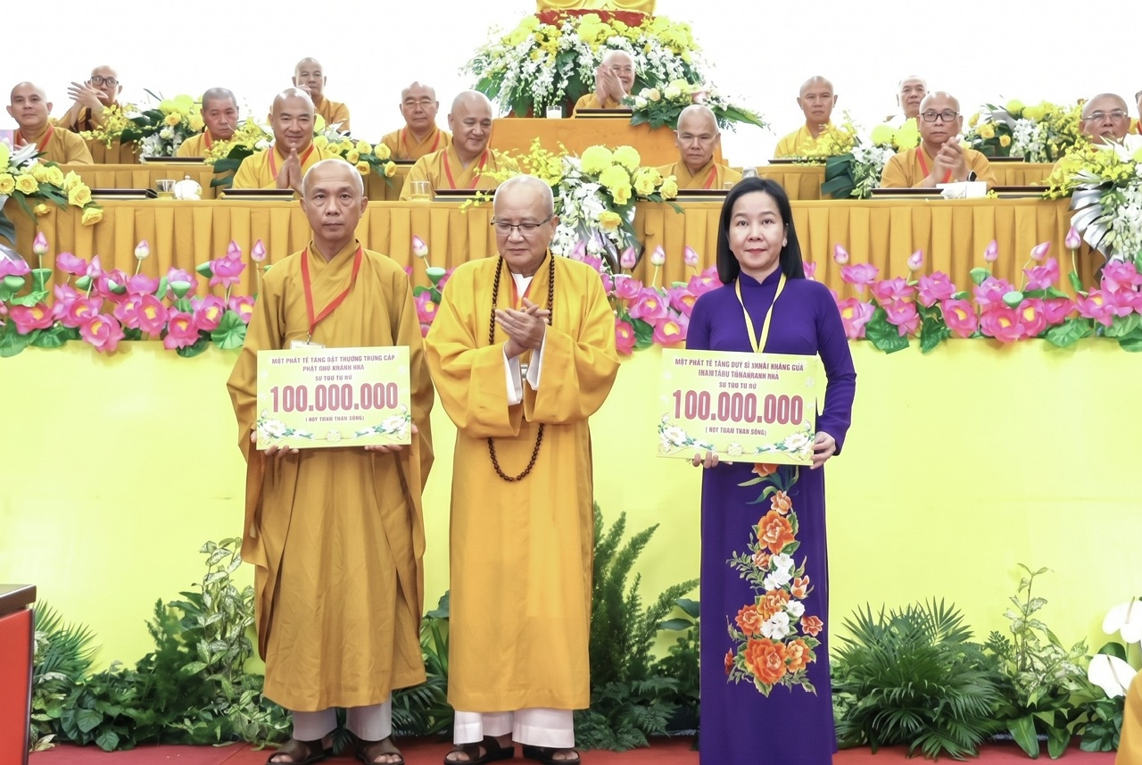 Ban Trị sự Giáo hội Phật giáo Việt Nam tỉnh Khánh Hòa trao bảng tượng trưng hỗ trợ tại Đại hội