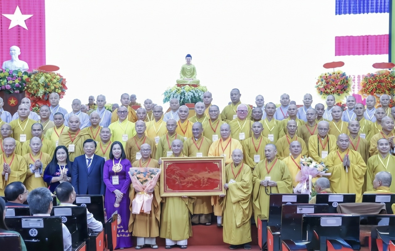 Các đại biểu chụp hình lưu niệm cùng tân Ban Trị sự Giáo hội Phật giáo Việt Nam tỉnh Khánh Hòa tại Đại hội