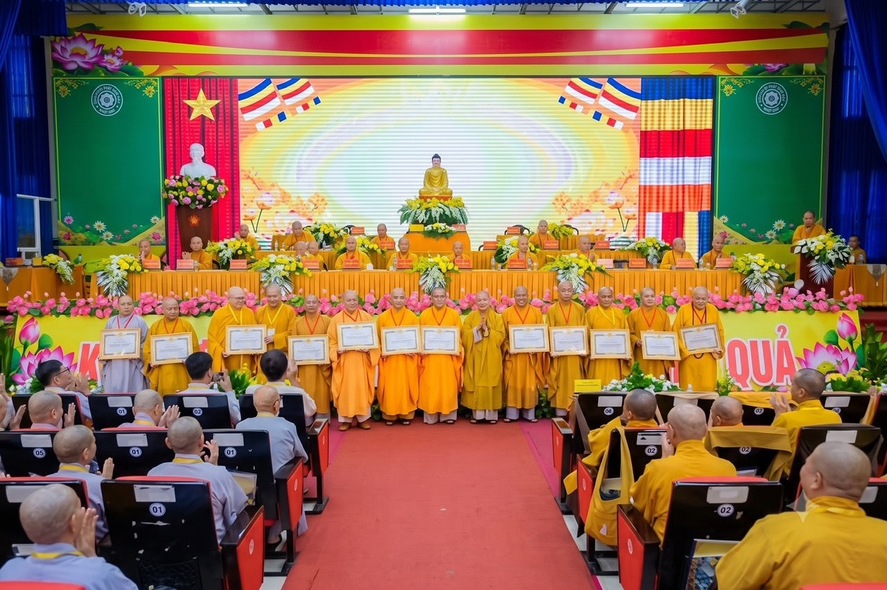 Trung ương Giáo hội Phật giáo Việt Nam tặng Bằng tuyên dương công đức đến các tập thể tiêu biểu