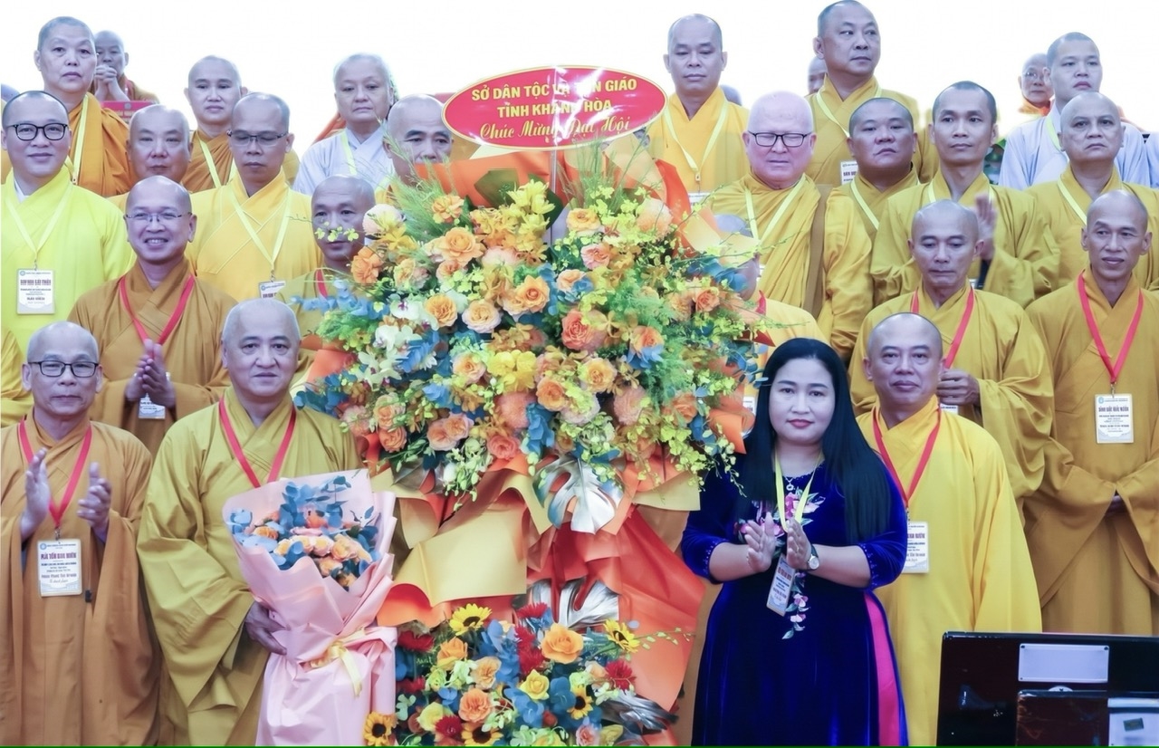 Sở Dân tộc và Tôn giáo tỉnh Khánh Hòa tặng hoa chúc mừng tại Đại hội