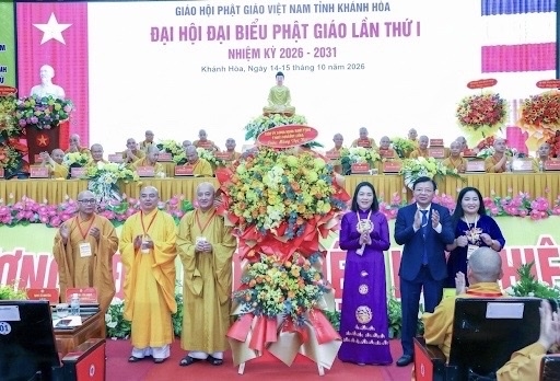 Lãnh đạo tỉnh Khánh Hòa tặng hoa chúc mừng đại diện Ban Trị sự Giáo hội Phật giáo Việt Nam tỉnh