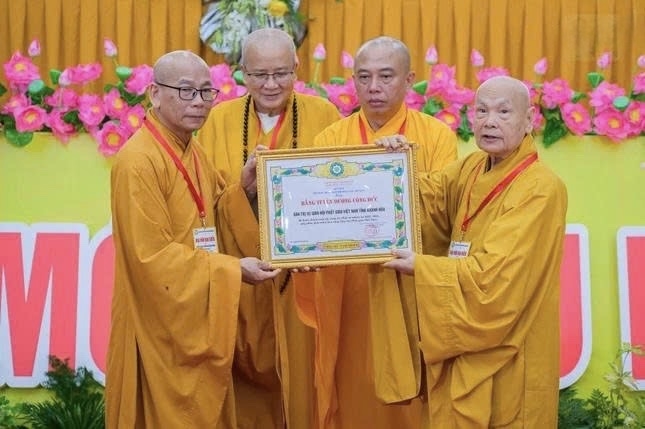Hòa thượng Chủ tịch Hội đồng Trị sự trao Bằng tuyên dương công đức đến tập thể Ban Trị sự Phật giáo tỉnh Khánh Hòa