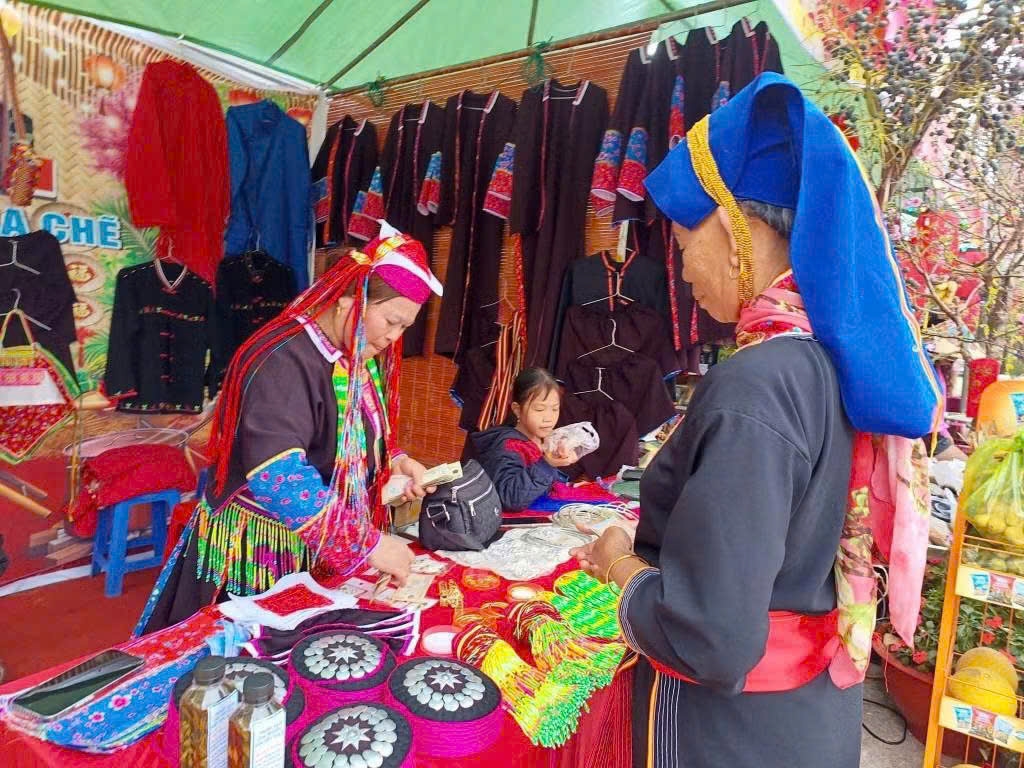 Gian hàng trang phục thêu tay truyền thống của đồng bào Dao Thanh Y tại chợ phiên Tầu Tiên, xã Ba Chẽ, tỉnh Quảng Ninh