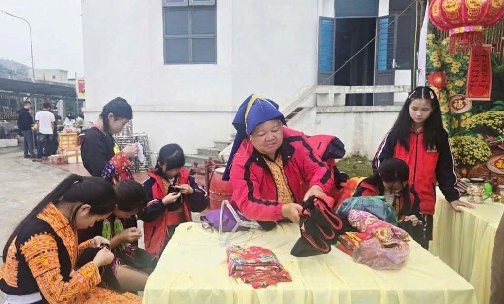 Hoạt động trải nghiệm thêu tay và may trang phục truyền thống tại phiên chợ thu hút đông đảo các bạn trẻ tham gia