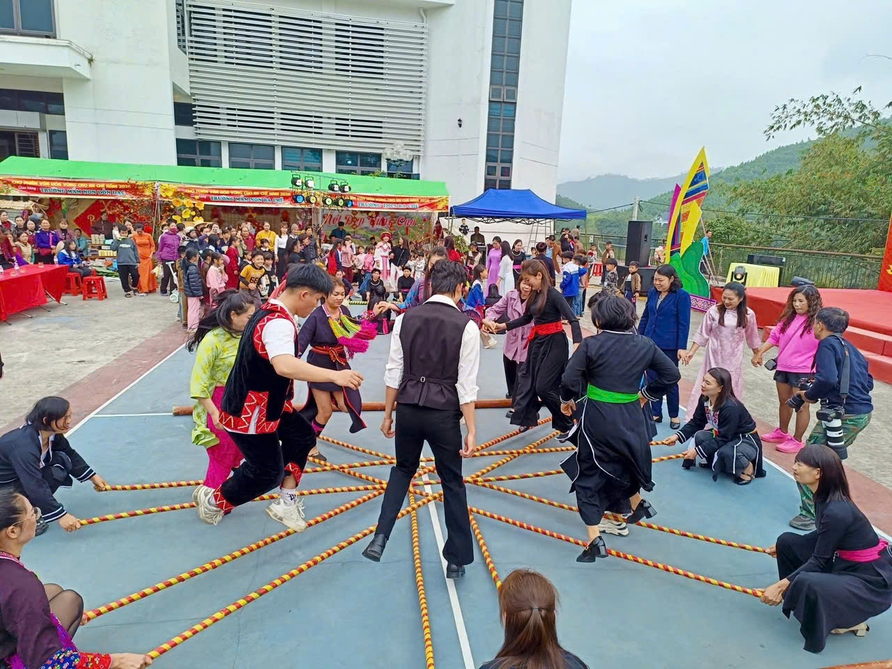 Người dân và du khách hào hứng tham gia các trò chơi dân gian tại chợ phiên Tầu Tiên, xã Ba Chẽ, tỉnh Quảng Ninh