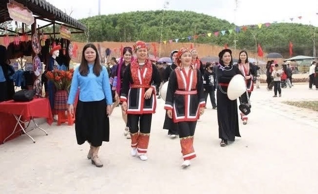 Trang phục thêu tay truyền thống của đồng bào Dao tại chợ phiên Tầu Tiên, góp phần gìn giữ và lan tỏa bản sắc văn hóa dân tộc