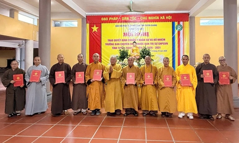 Các thành viên Ban Trị sự nhận quyết định chuẩn y nhân sự