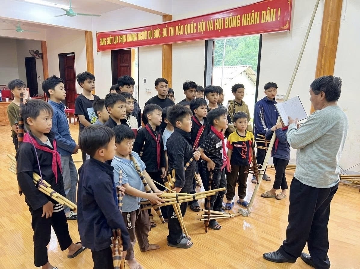 Lớp truyền dạy nghệ thuật thổi khèn Mông cho học sinh vùng cao Tuyên Quang, góp phần gìn giữ và trao truyền giá trị văn hóa truyền thống cho thế hệ trẻ