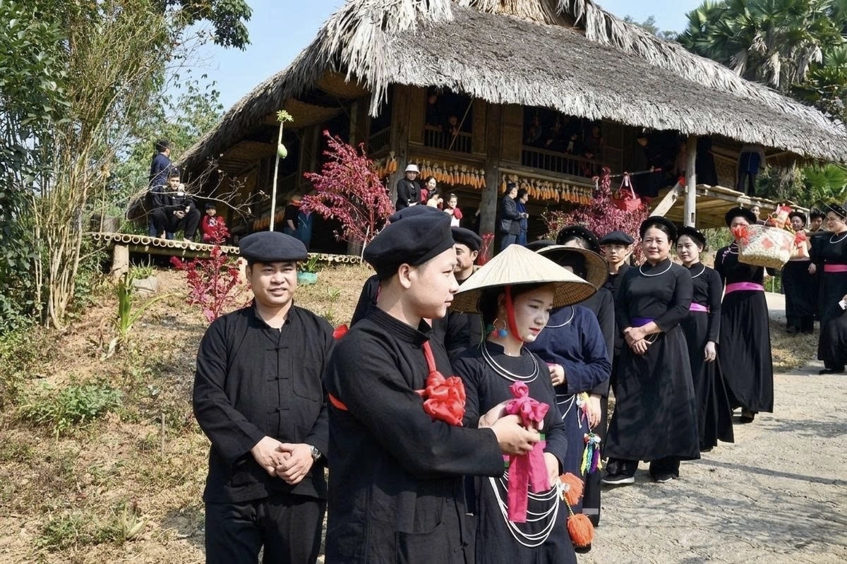 Nhà sàn truyền thống và sính lễ cưới mang đậm phong tục của đồng bào dân tộc Tày ở Tuyên Quang, góp phần lưu giữ những giá trị văn hóa đặc sắc qua nhiều thế hệ