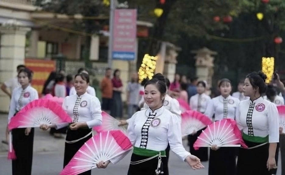 Điệu Xòe Quạt được trình diễn sôi động trên đường phố tại Lễ hội Văn hóa, Du lịch Mường Lò năm 2026