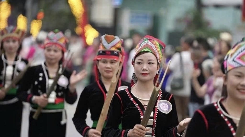Đồng bào Khơ Mú tham gia diễu diễn đường phố, góp phần lan tỏa sắc màu văn hóa các dân tộc tại Lễ hội Văn hóa, Du lịch Mường Lò năm 2026