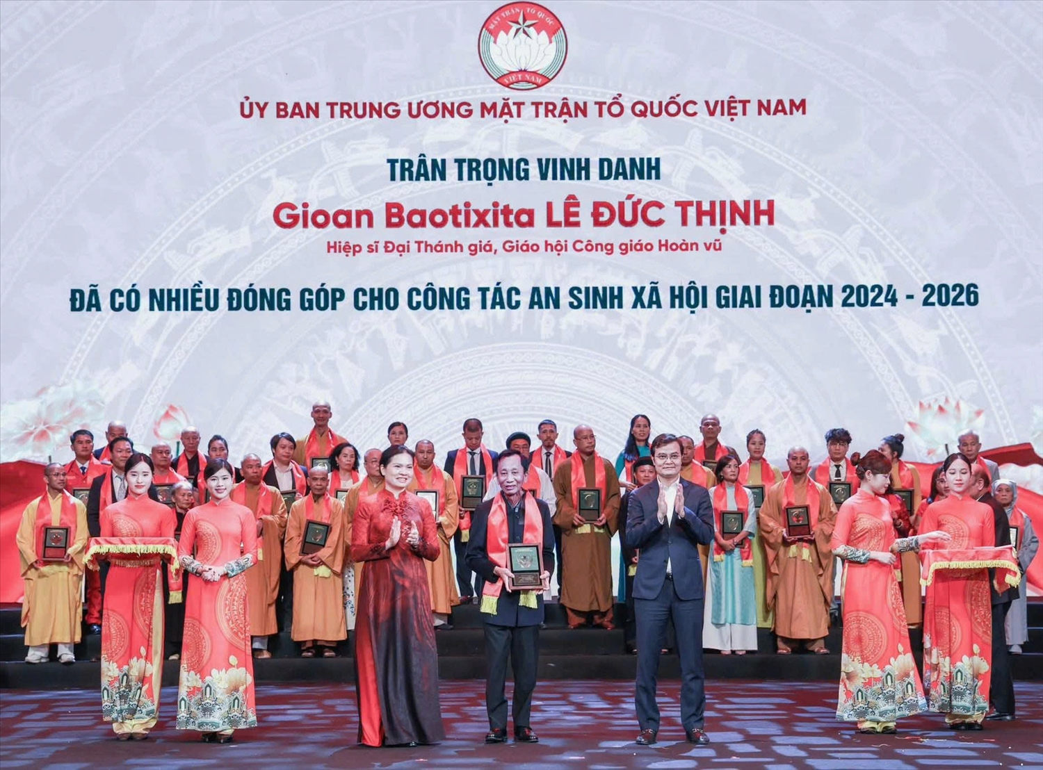 Hiệp sĩ Đại Thánh Giá Gioan Baotixita Lê Đức Thịnh được vinh danh. Ảnh: Quang Vinh