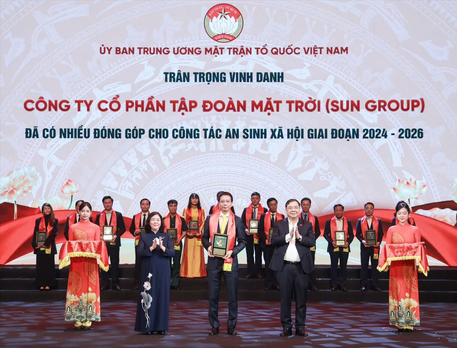  Bà Bùi Thị Minh Hoài, Ủy viên Bộ Chính trị, Bí thư Trung ương Đảng, Chủ tịch Ủy ban Trung ương MTTQ Việt Nam và ông Phạm Gia Túc, Ủy viên Bộ Chính trị, Phó bí thư thường trực Đảng ủy Chính phủ, Phó Thủ tướng thường trực Chính phủ biểu dương, vinh danh các tổ chức, cá nhân có nhiều đóng góp cho công tác an sinh xã hội giai đoạn 2024-2026. Ảnh: Quang Vinh 