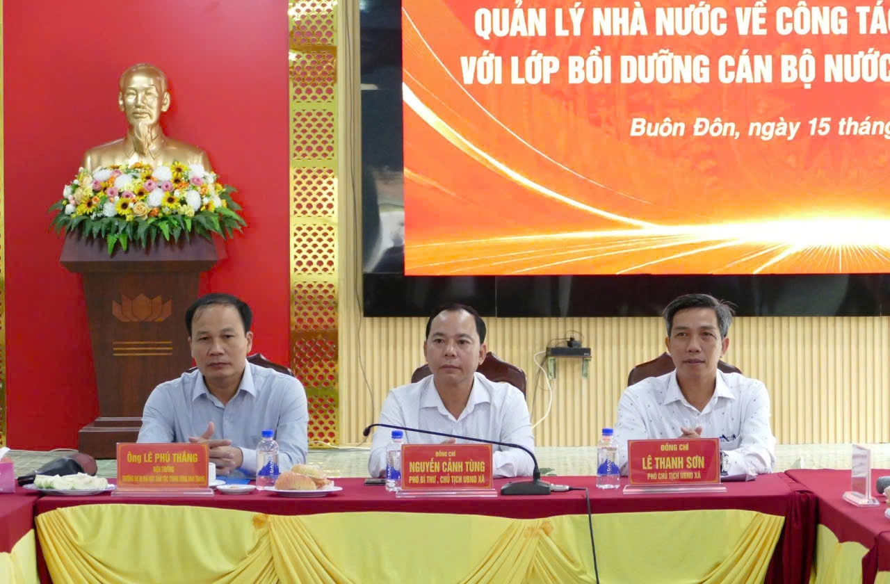 Tiến sĩ Lê Phú Thắng, Bí thư Đảng uỷ, Hiệu trưởng Trường Dự bị Đại học Dân tộc Trung ương Nha Trang làm trưởng đoàn công tác gặp mặt tại xã Buôn Đôn (tỉnh Đắk Lắk)