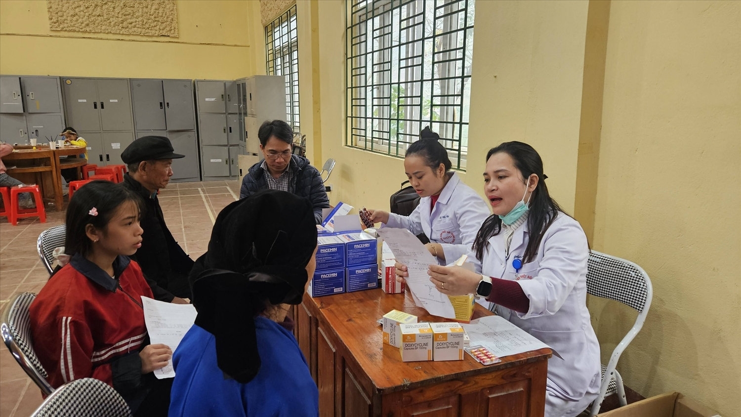 Người dân xã Tả Củ Tỷ được tư vấn, hướng dẫn chăm sóc sức khỏe