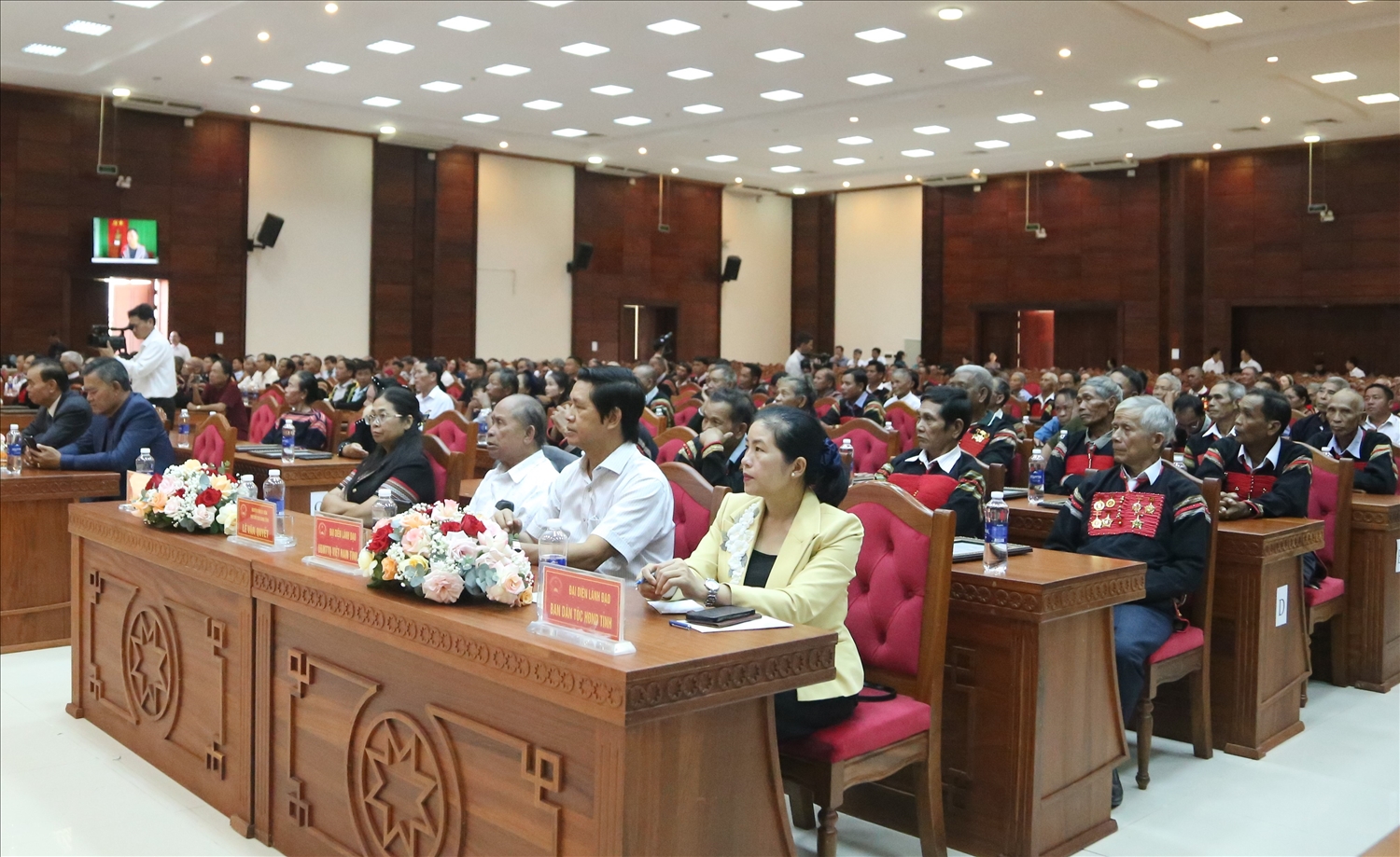 Đại biểu và Người có uy tín dự hội nghị