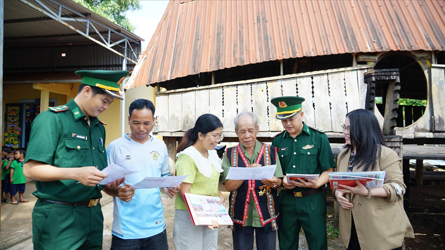Cùng với cấp ủy, chính quyền địa phương, lực lượng Bộ đội Biên phòng phối hợp tuyên truyền, vận động Nhân dân tham gia bảo vệ an ninh trật tự, chủ quyền lãnh thổ.