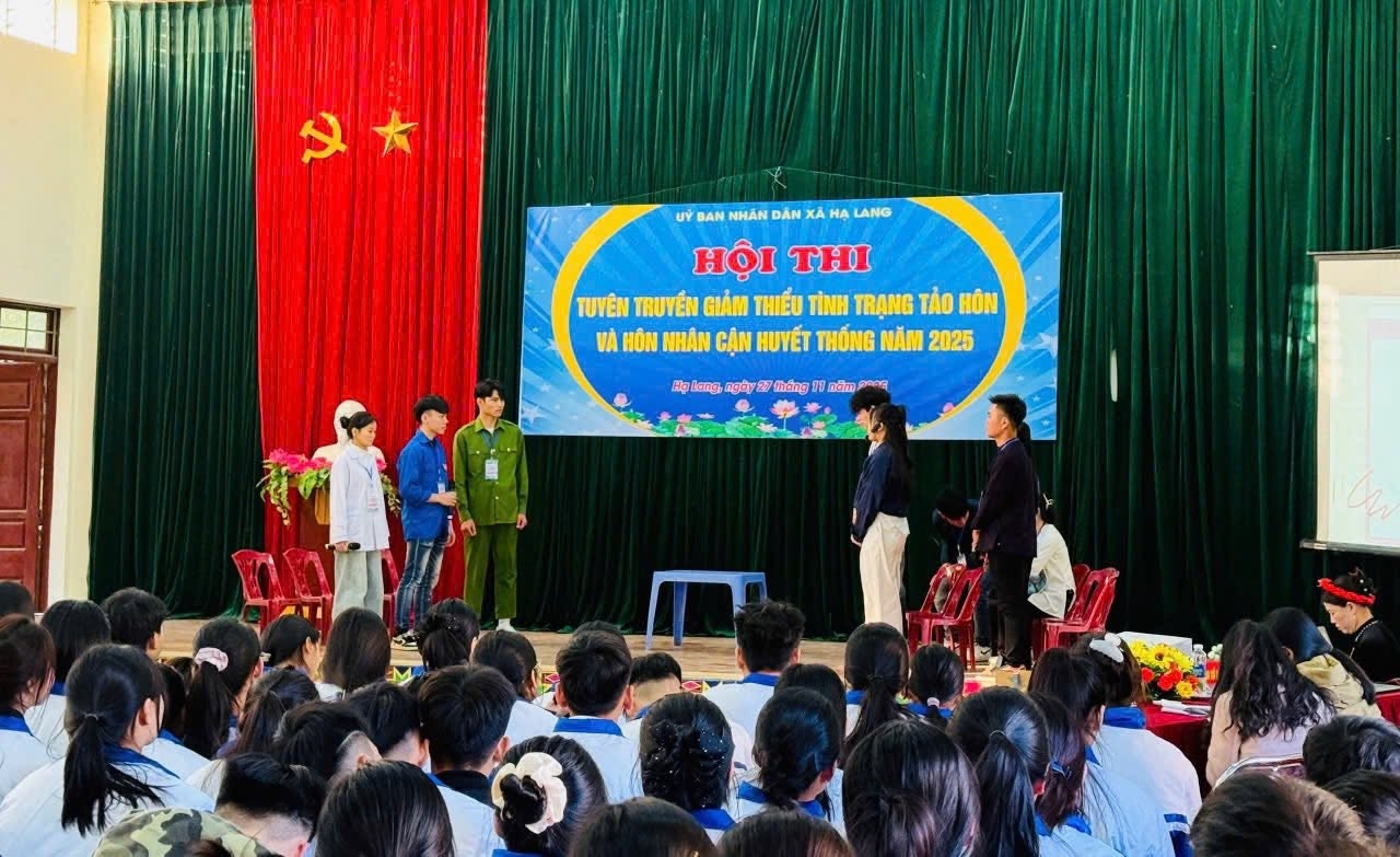 Sân khấu hóa về chủ đề giảm thiểu tảo hôn trong trường học là một hình thức tuyên truyền mang lại hiệu quả cao (Trong ảnh: Hội thi tuyên truyền giảm thiểu tình trạng tảo hôn và hôn nhân cận huyết thống năm 2025 tại xã Hạ Lang, tỉnh Cao Bằng)