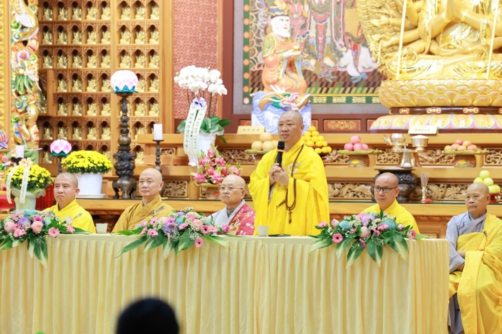 Thượng tọa Thích Thiện Thuận phát biểu tại buổi lễ