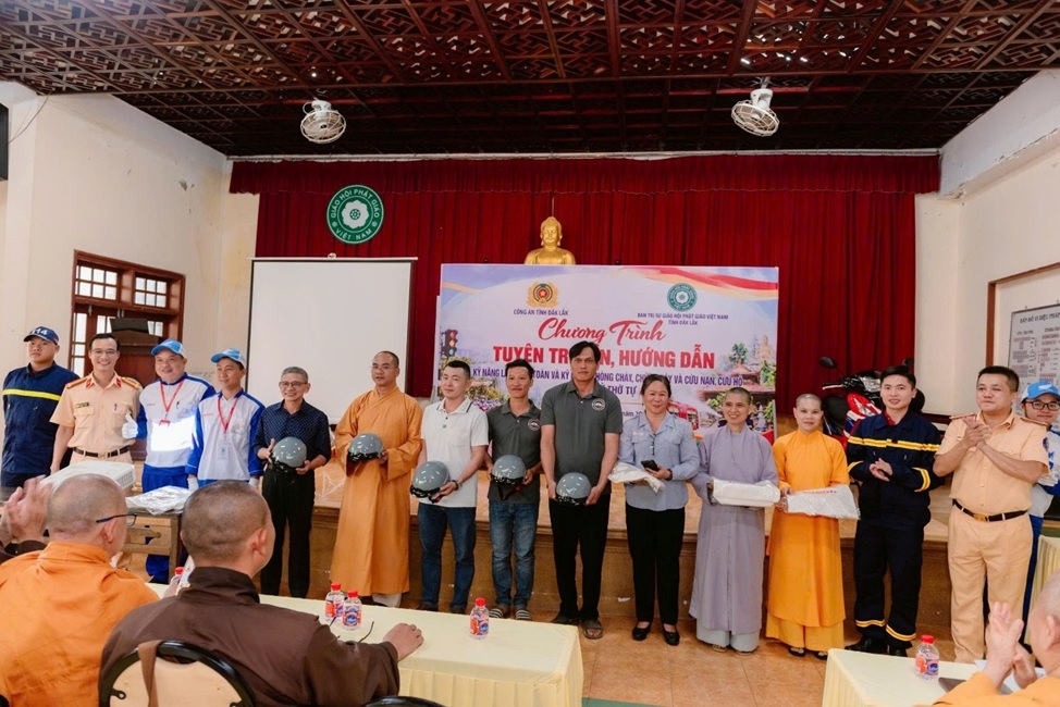 Ban Tổ chức trao tặng mũ bảo hiểm, quà đến người tham dự