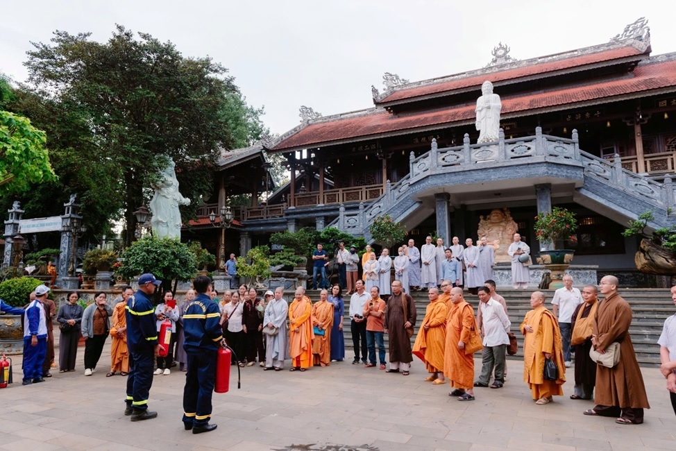 Tăng ni, phật tử được hướng dẫn thực hành sử dụng bình chữa cháy