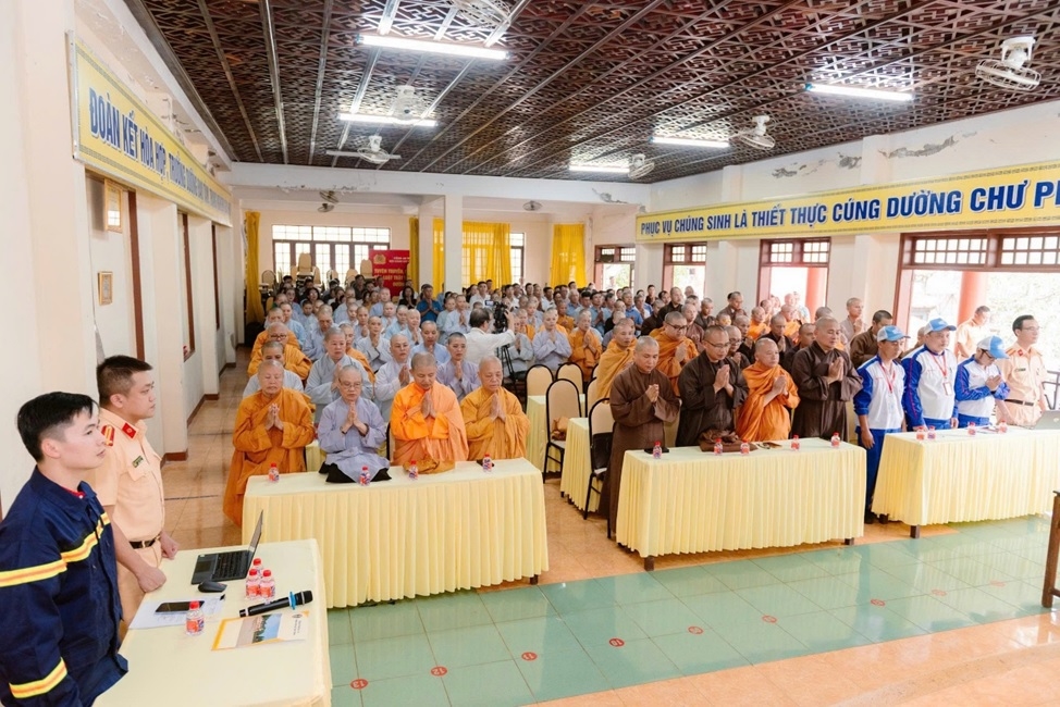 Tăng ni, phật tử tham gia buổi tuyên truyền hướng dẫn kỹ năng giao thông, phòng cháy, chữa cháy tại chùa Sắc Tứ Khải Đoan
