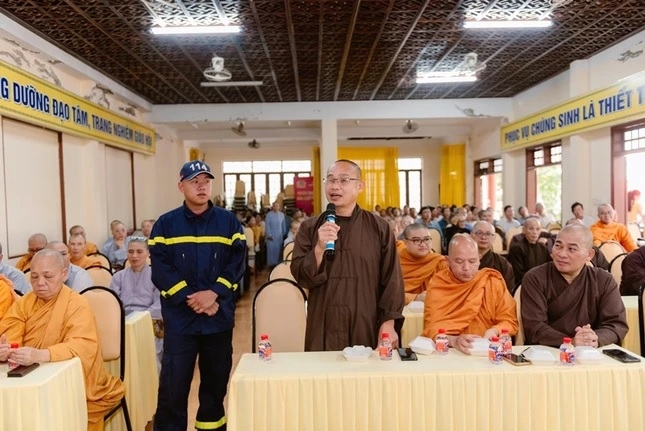 Chư tăng tham dự tương tác, tìm hiểu kiến thức an toàn giao thông 