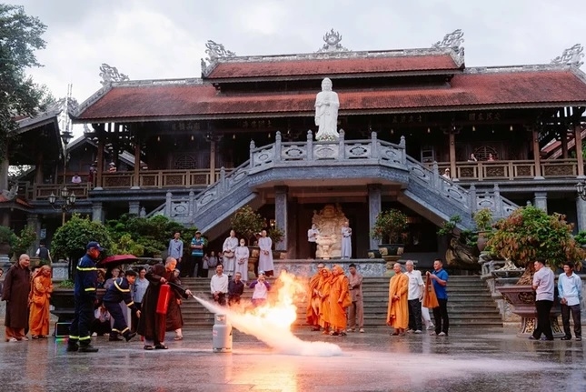 Tăng ni, phật tử thực hành xử lý đám cháy giả định