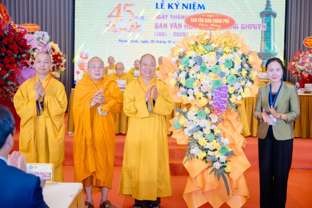 Bà Trần Thị Minh Nga, Phó Trưởng ban Ban Tôn giáo Chính phủ chúc mừng tại buổi lễ