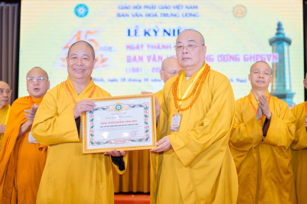 Hòa thượng Thích Thọ Lạc nhận Bằng Tuyên dương công đức của Trung ương Giáo hội Phật giáo Việt Nam