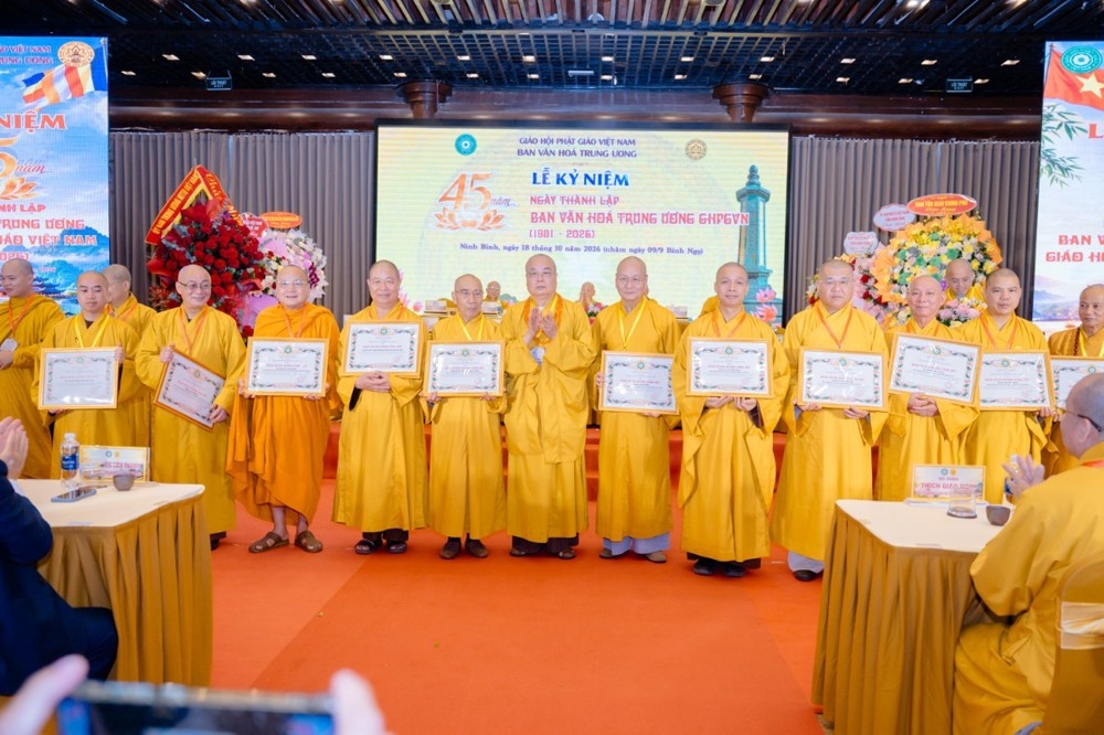 Chư tôn đức tiêu biểu nhận Bằng Tuyên dương công đức của Trung ương Giáo hội Phật giáo Việt Nam